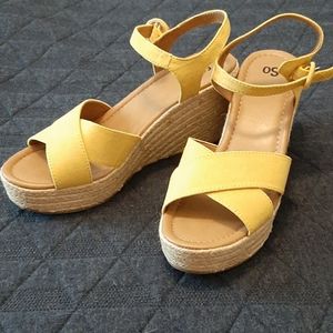 Sz. 10 Yellow Wedges w/ Adjustable Straps